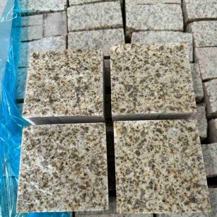 晋中 黄金麻花岗岩自然面小方块，弹石，马蹄石等