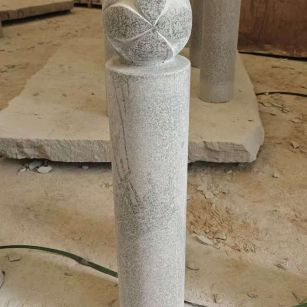 晋中 芝麻白花岗岩石材挡车石柱、停车柱、圆柱挡车柱、方柱挡车柱等