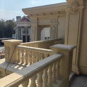 晋中 黄金麻别墅外墙干挂雕花配合阳台栏杆花瓶柱