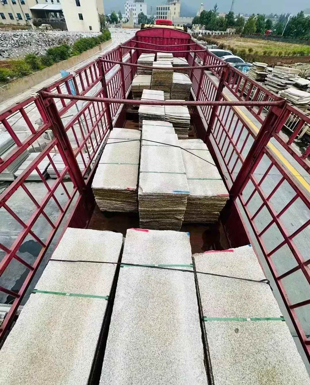 晋中 黄金麻花岗岩荔枝面，光面毛板装车完成