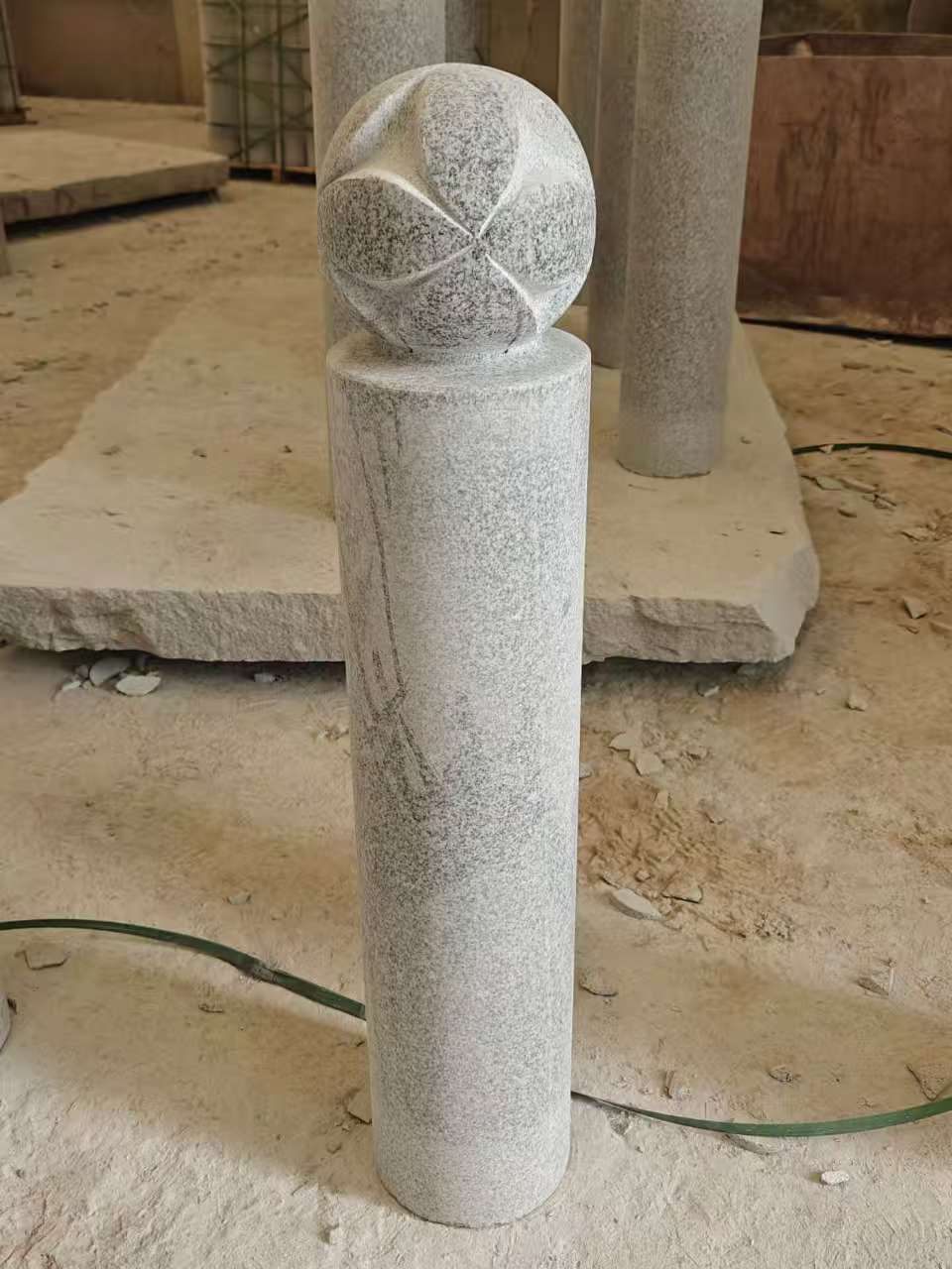 晋中 芝麻白花岗岩石材挡车石柱、停车柱、圆柱挡车柱、方柱挡车柱等