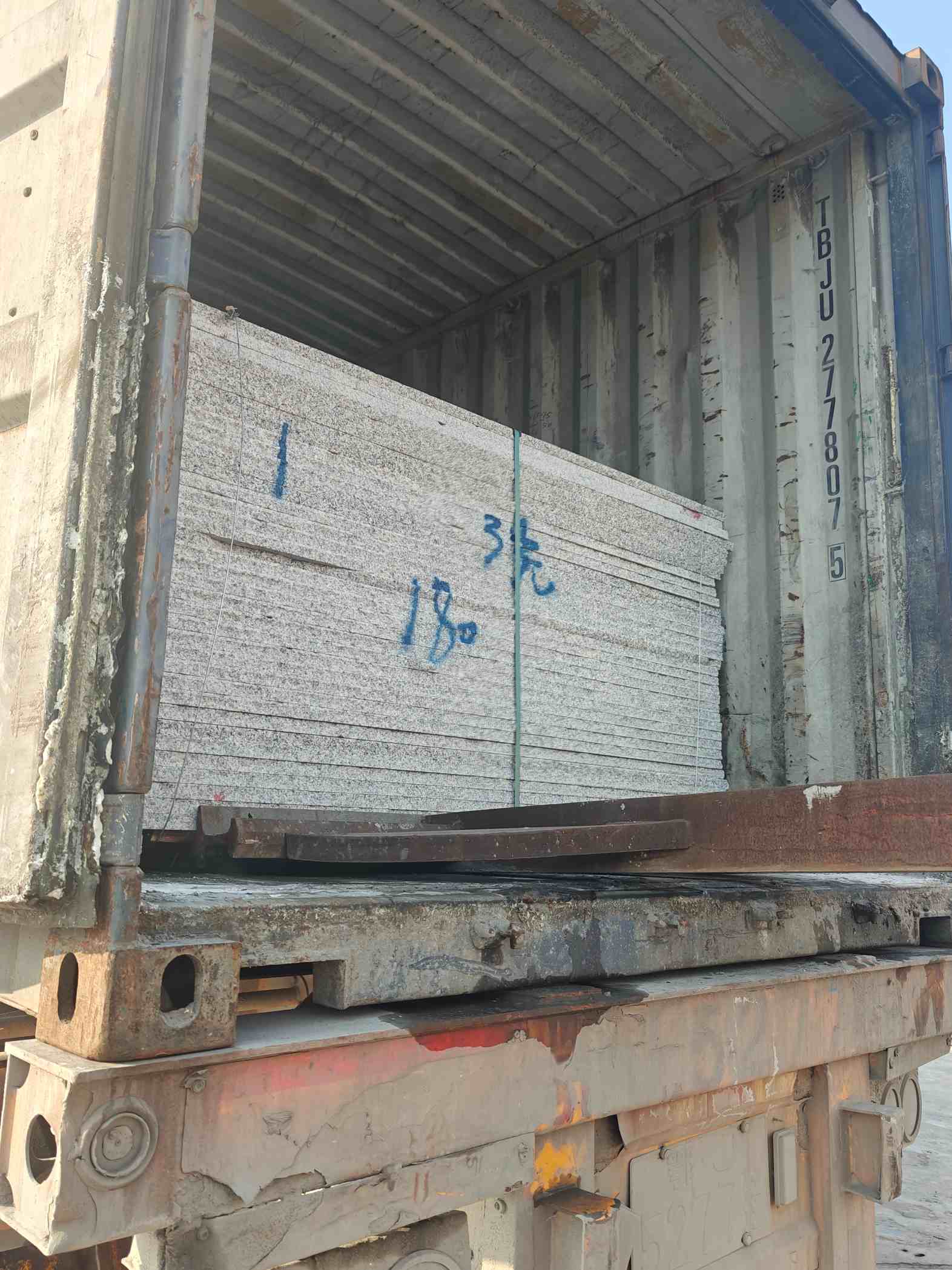 晋中 芝麻白花岗岩石材3.0公分光面毛板装柜出货