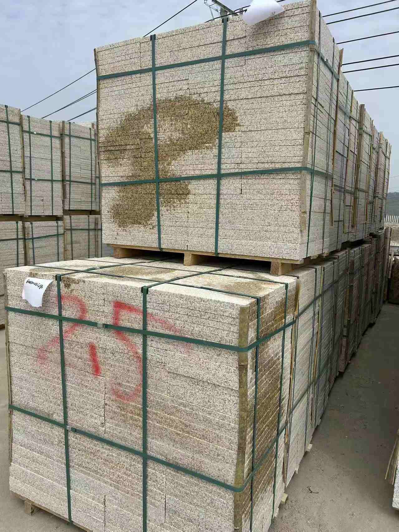 晋中 黄金麻花岗岩石材荔枝面地铺石2.5*300*600