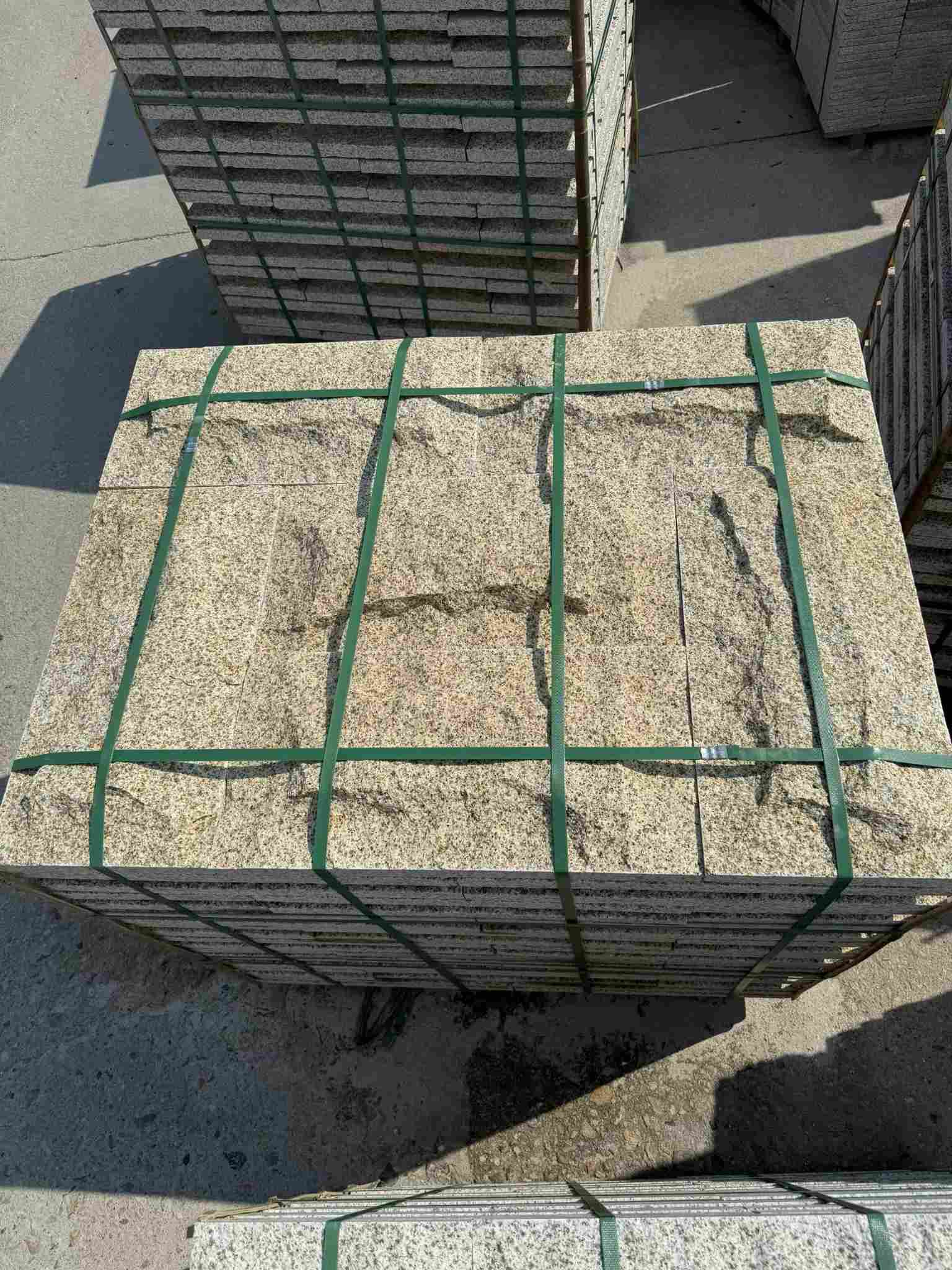 晋中 黄金麻花岗岩石材自然面蘑菇石成品