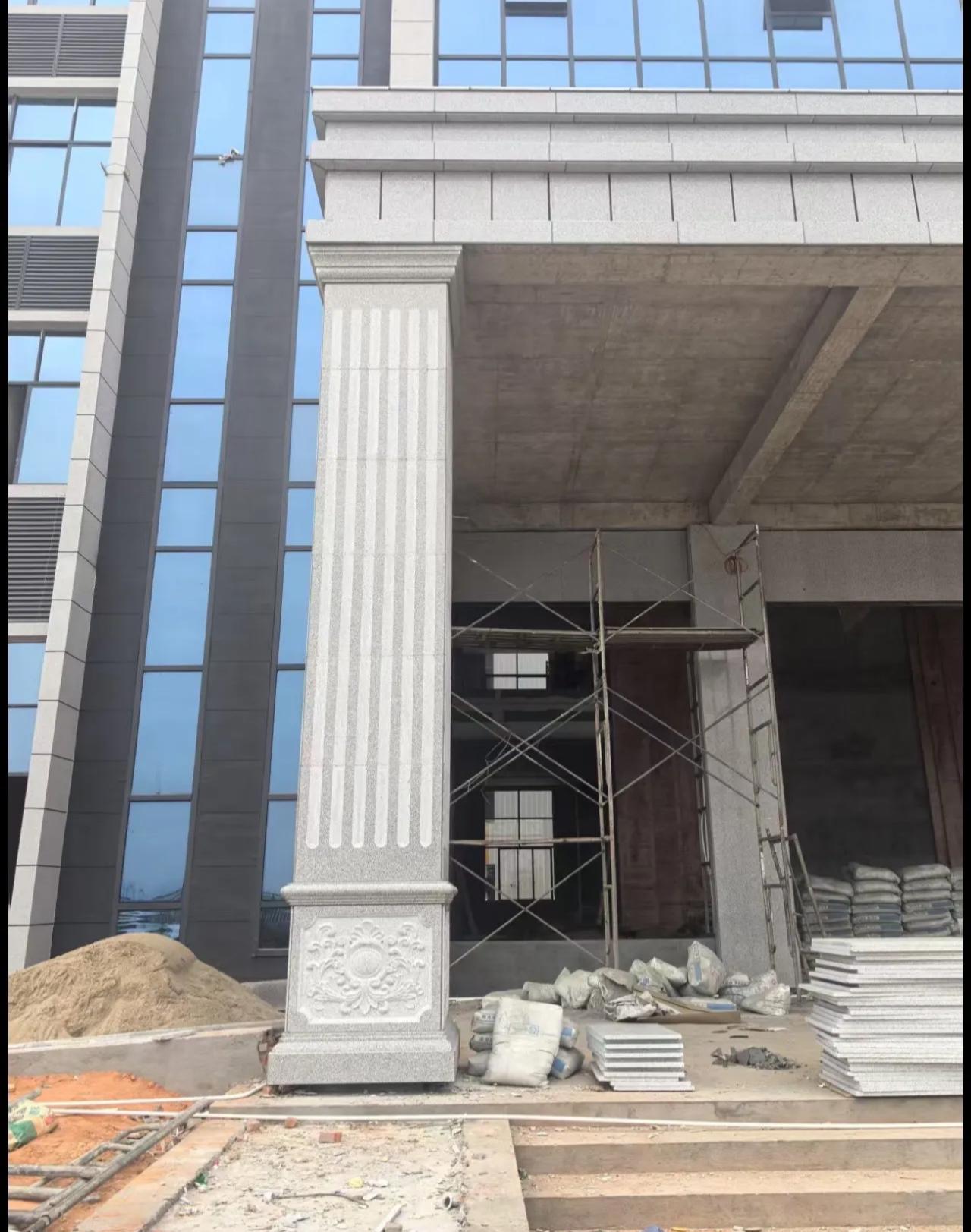 晋中 芝麻白光面花岗岩门楼大柱（罗马柱）配雕花底座