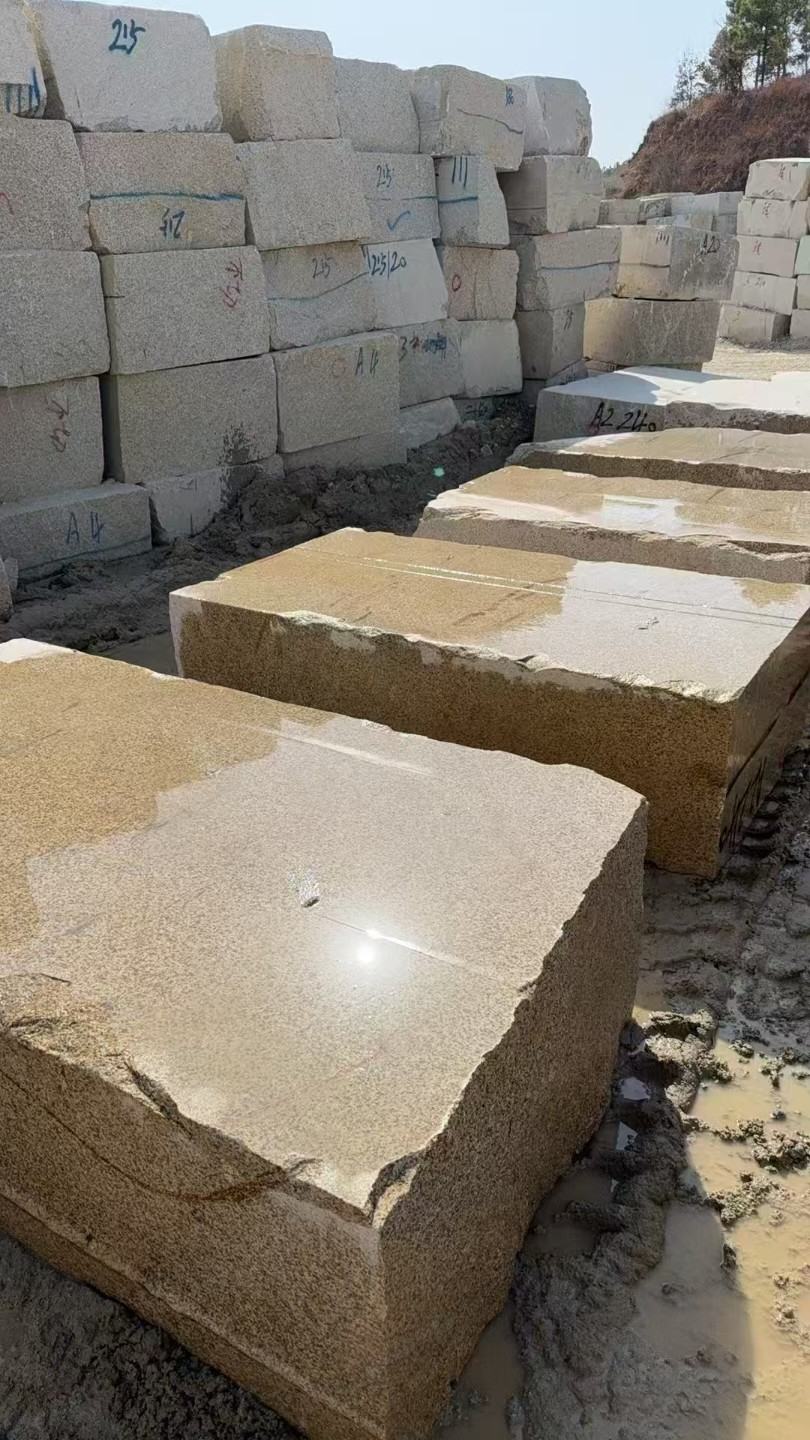 晋中 黄金麻方料堆场洗料分选中，原材料充足