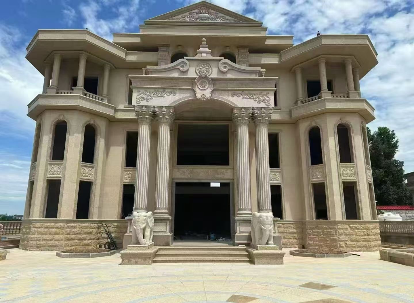 晋中 黄金麻别墅外墙干挂，大柱，大象，蘑菇石，雕花板