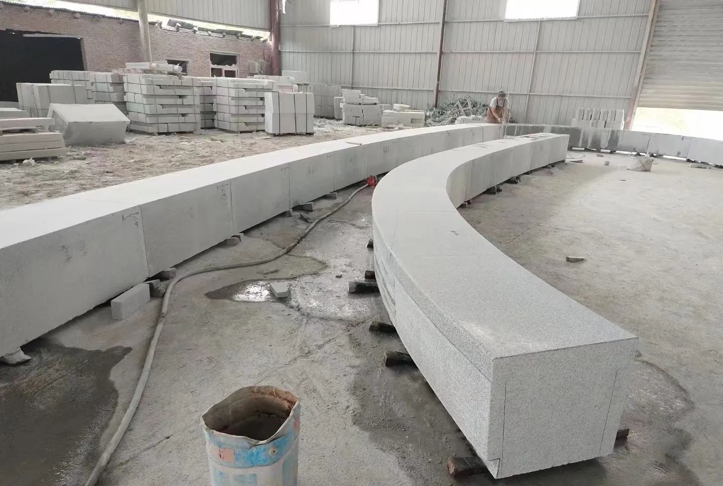 晋中芝麻白花岗岩石板材 园林光面弧形坐凳