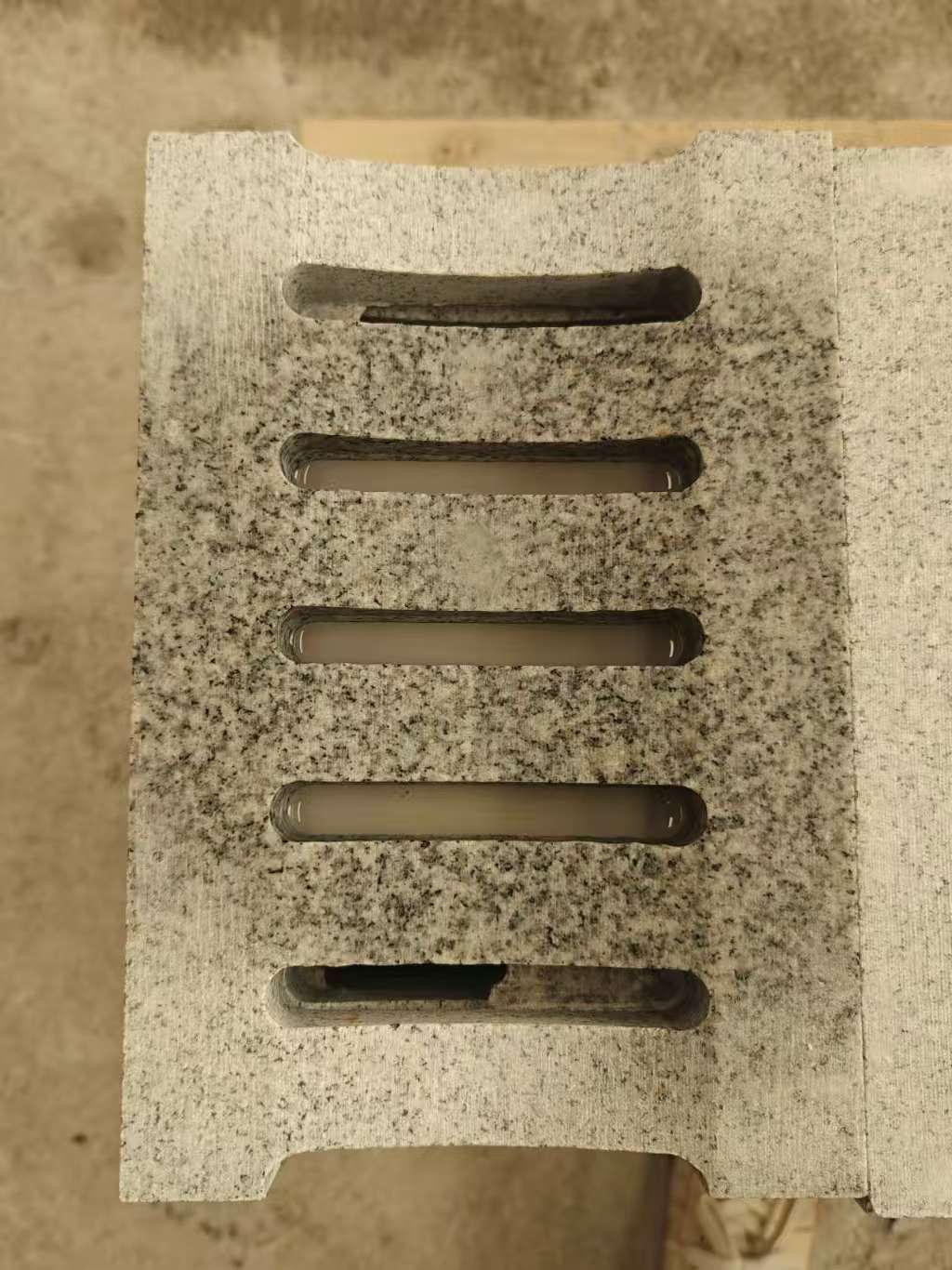 晋中 芝麻白拉丝面花岗岩U型开槽排水槽