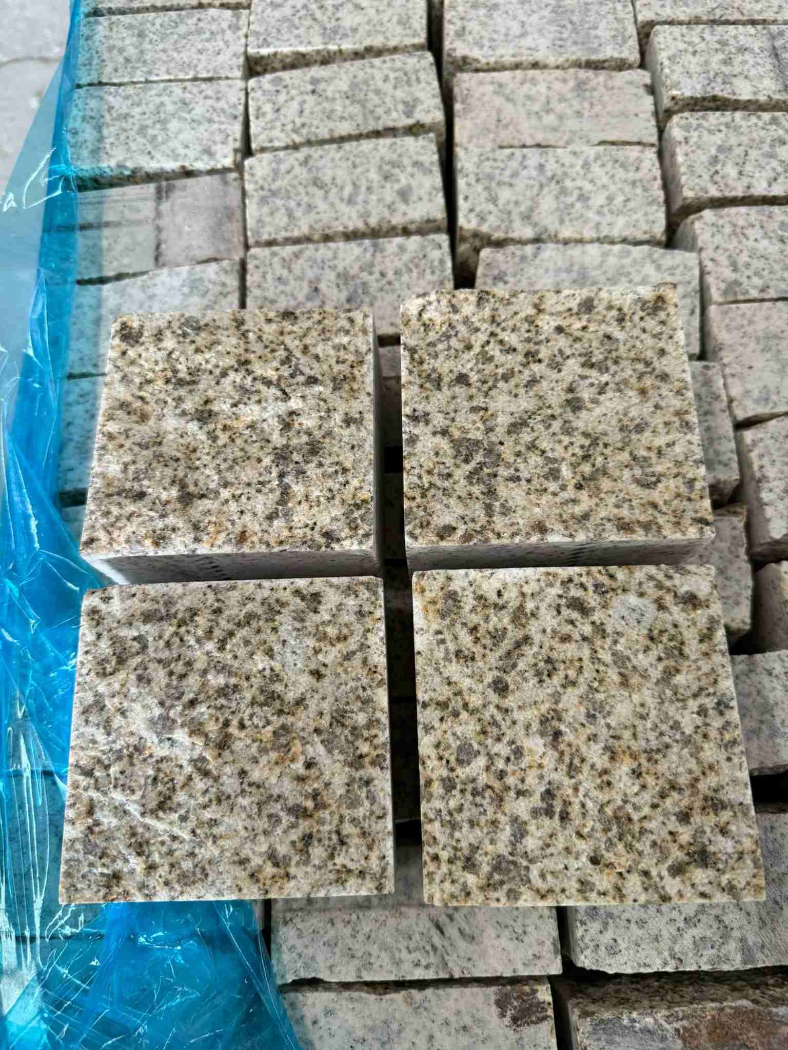 晋中 黄金麻花岗岩自然面小方块，弹石，马蹄石等