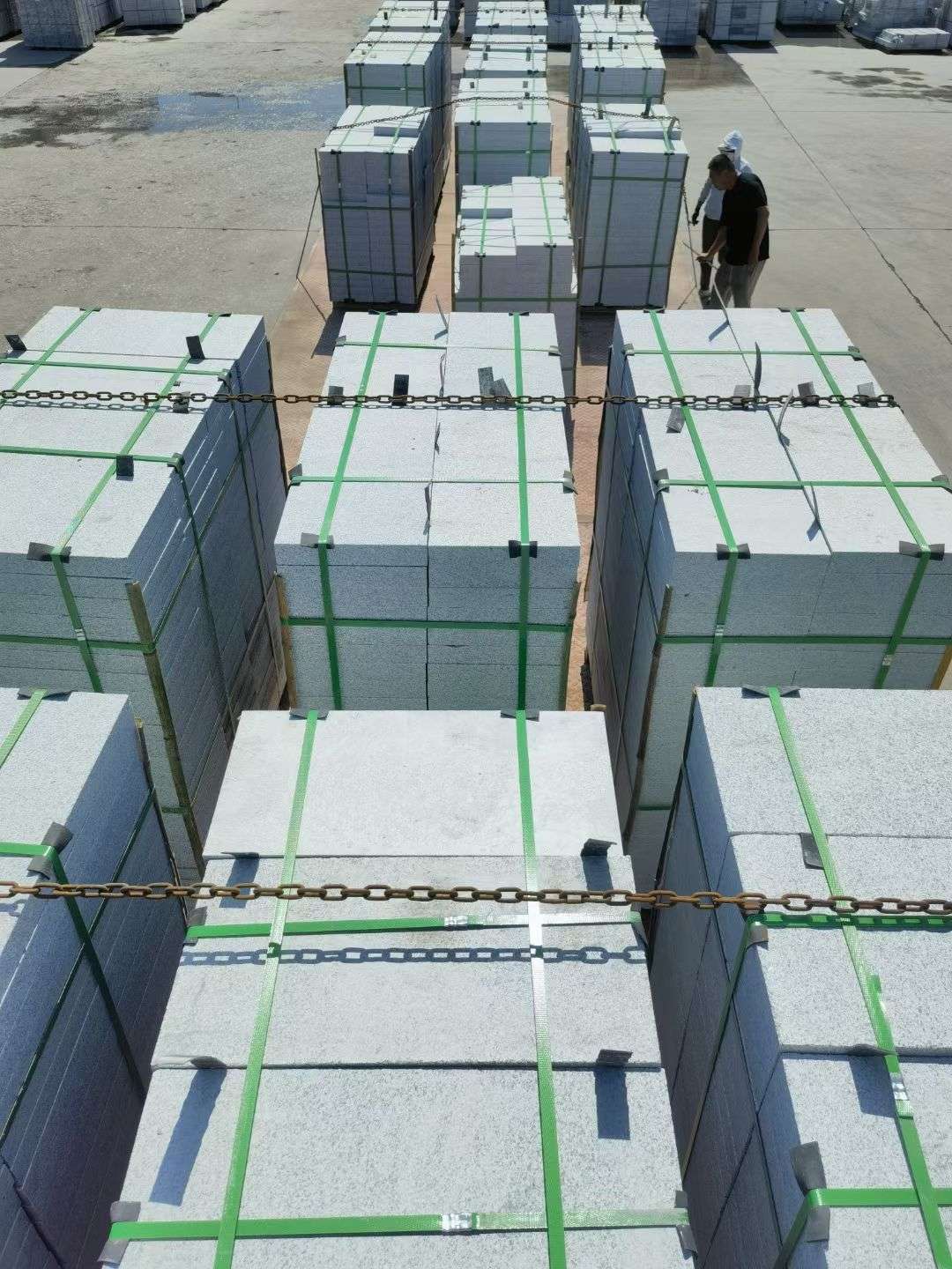 晋中 芝麻白花岗岩5公分地铺石 花岗岩厂家工厂装车日常