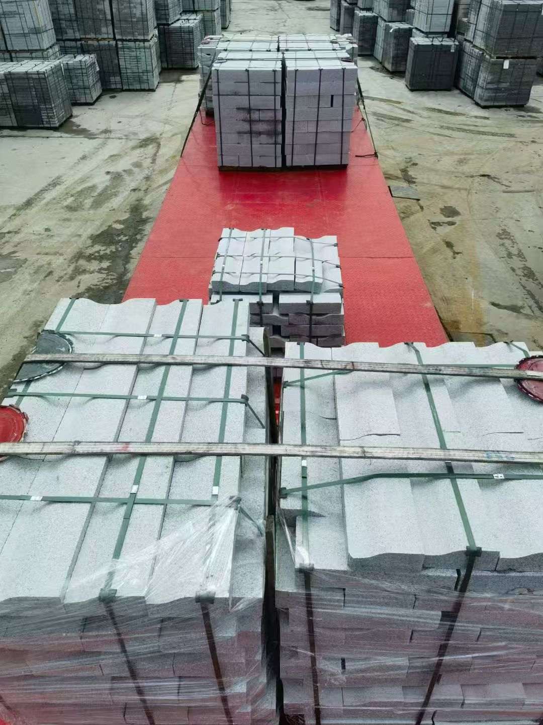 晋中 芝麻白仿形加直形路沿石出货日常