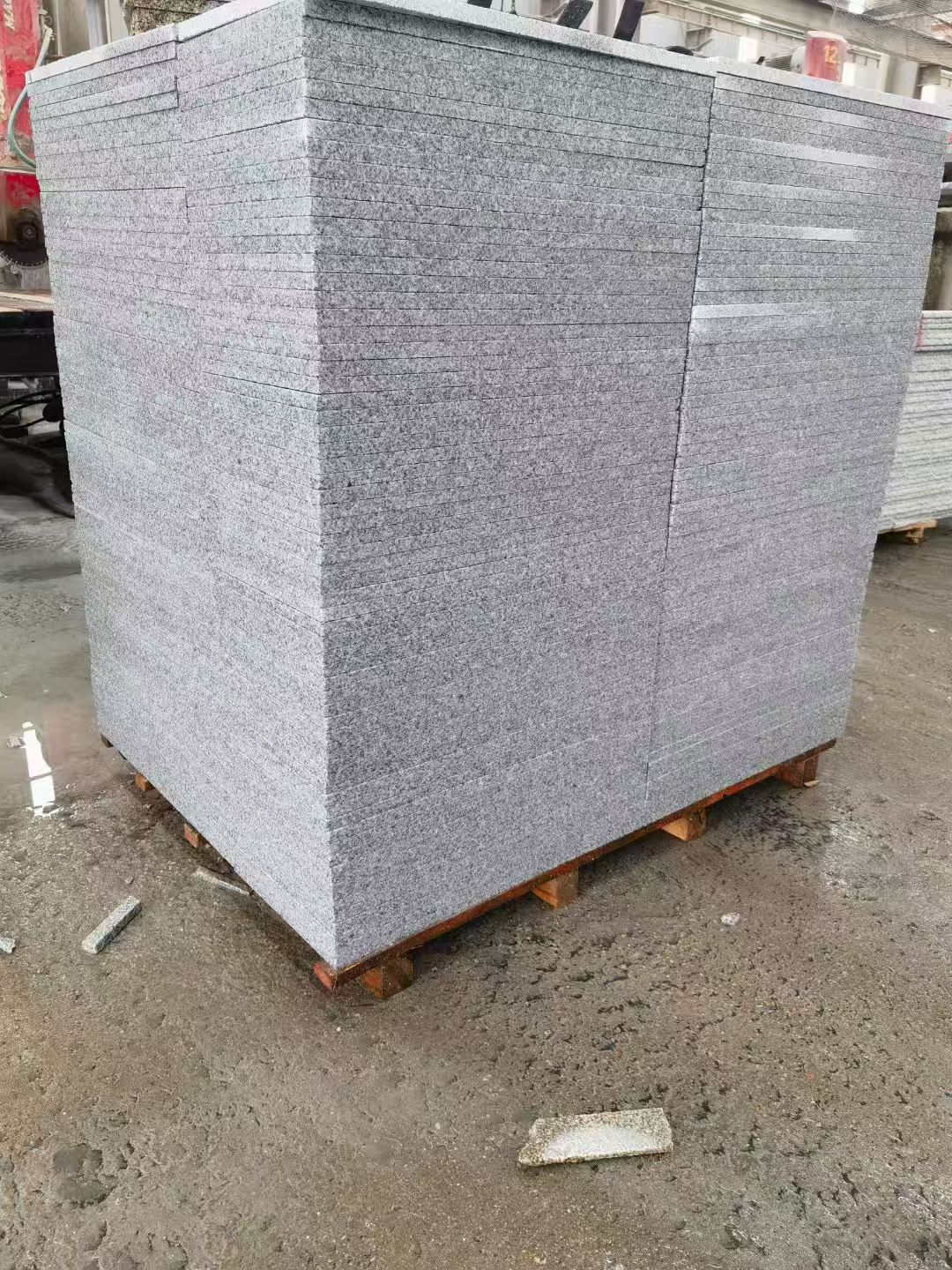 晋中 芝麻白火烧面1.8厚300*600地铺石，尺寸标准，厚薄均匀