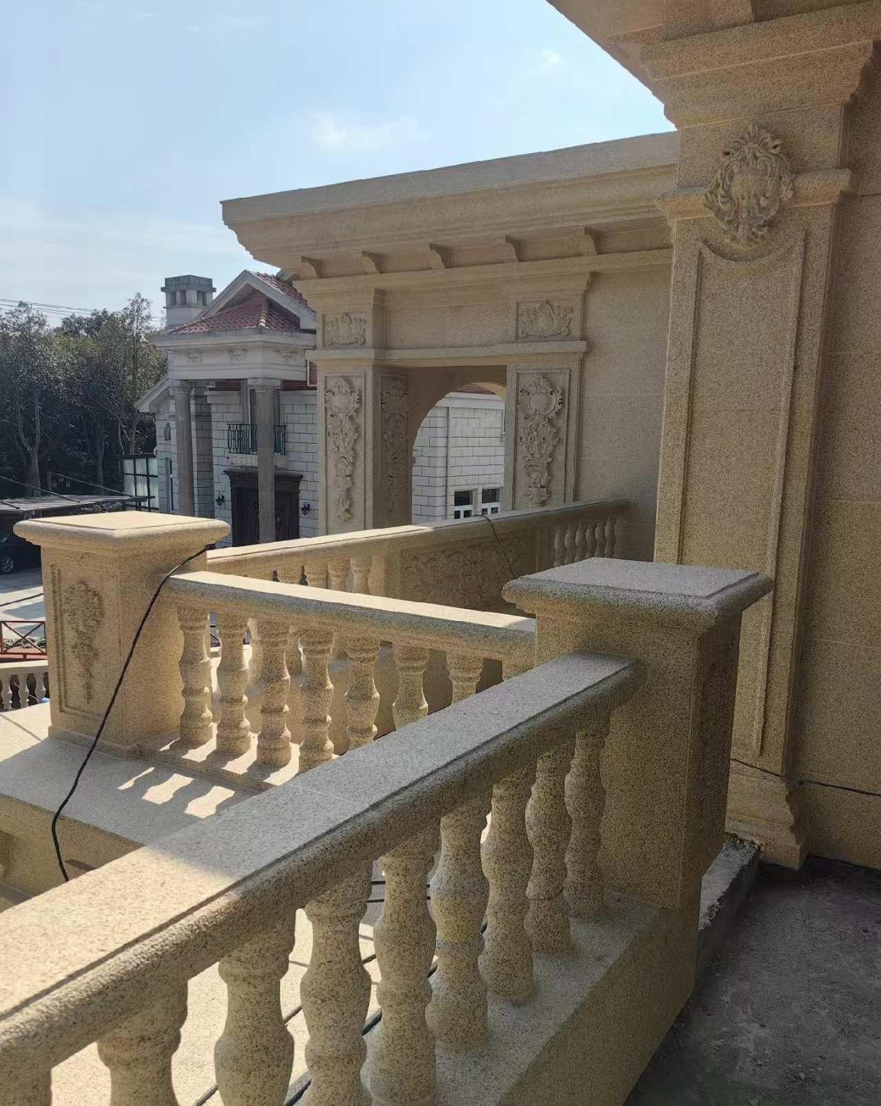 晋中 黄金麻别墅外墙干挂雕花配合阳台栏杆花瓶柱