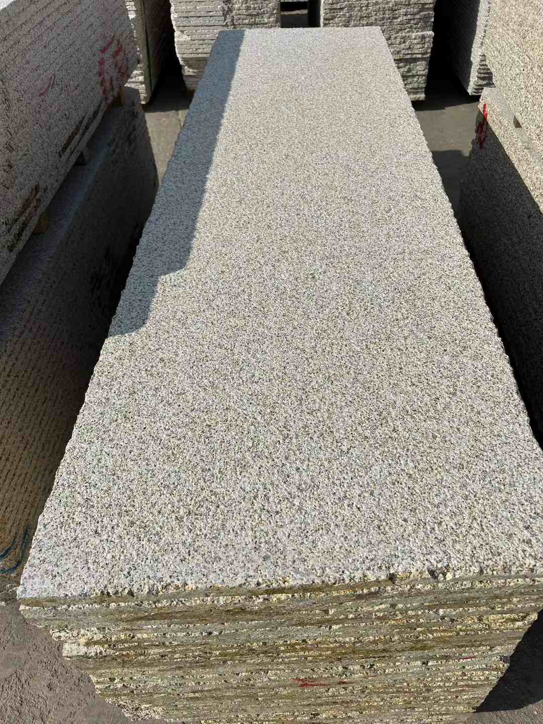 晋中 黄金麻花岗岩荔枝面毛板，半成品