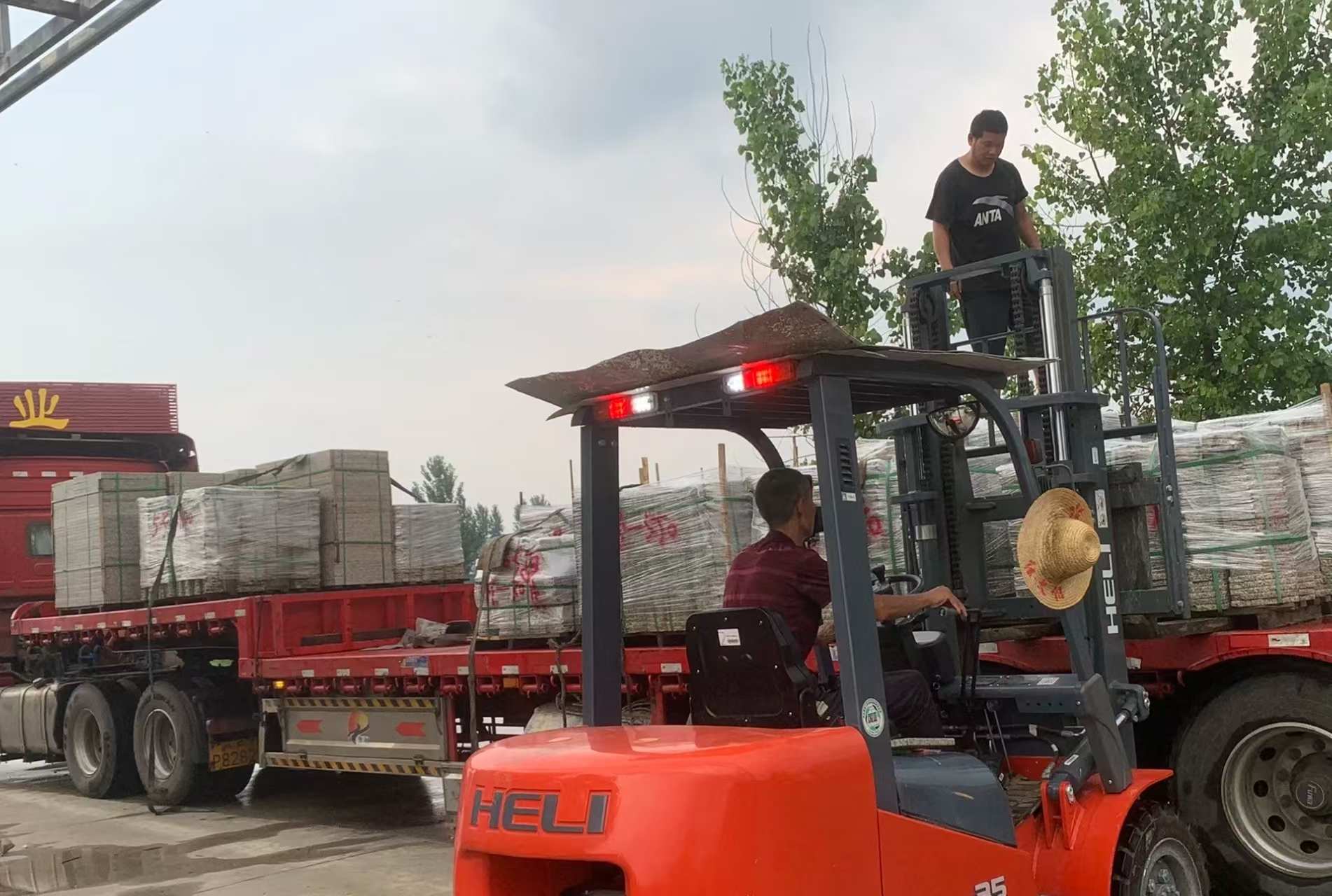 晋中 黄金麻冰裂纹，地铺石装车