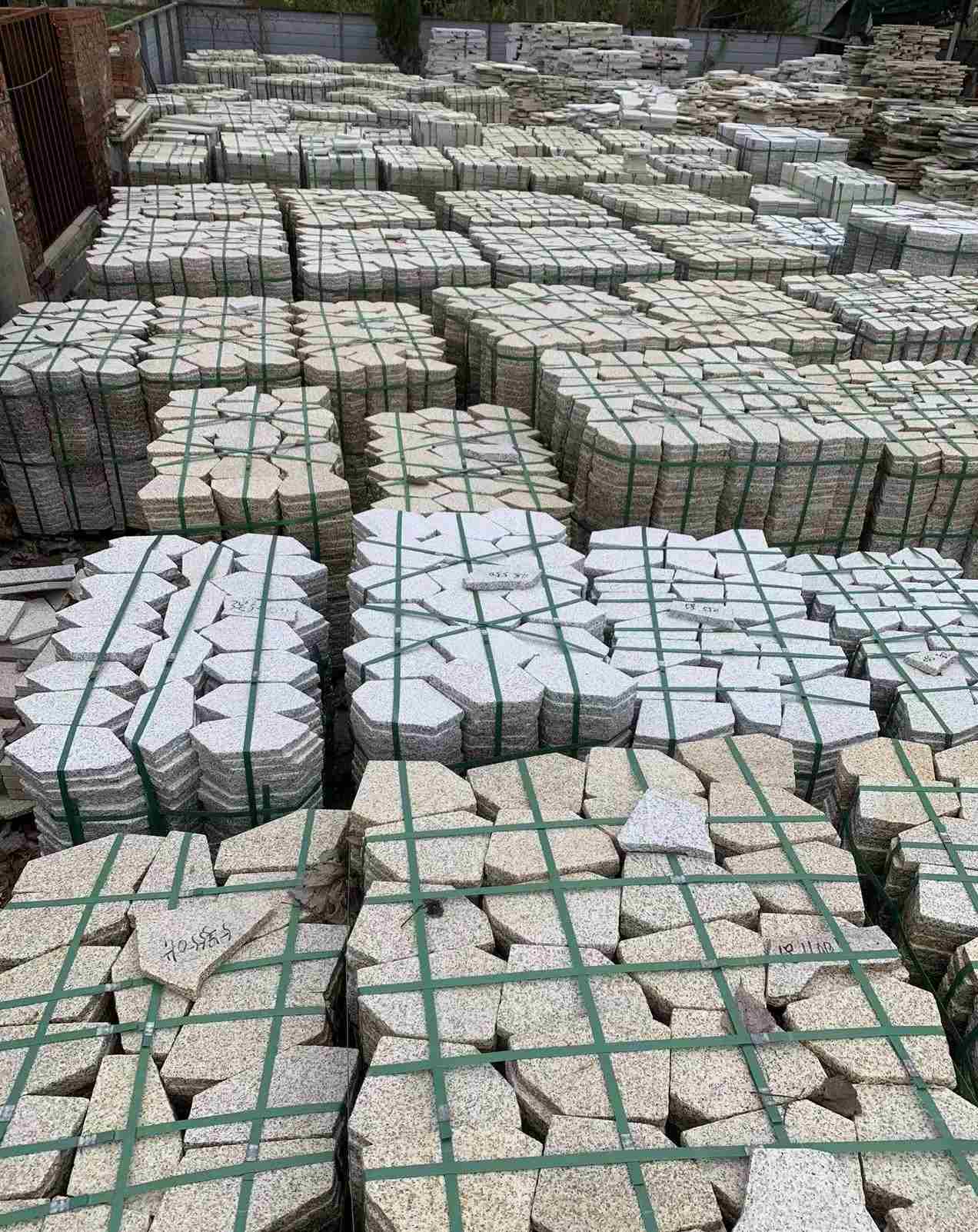 晋中 黄金麻白麻花岗岩荔枝面地铺石(冰裂纹)