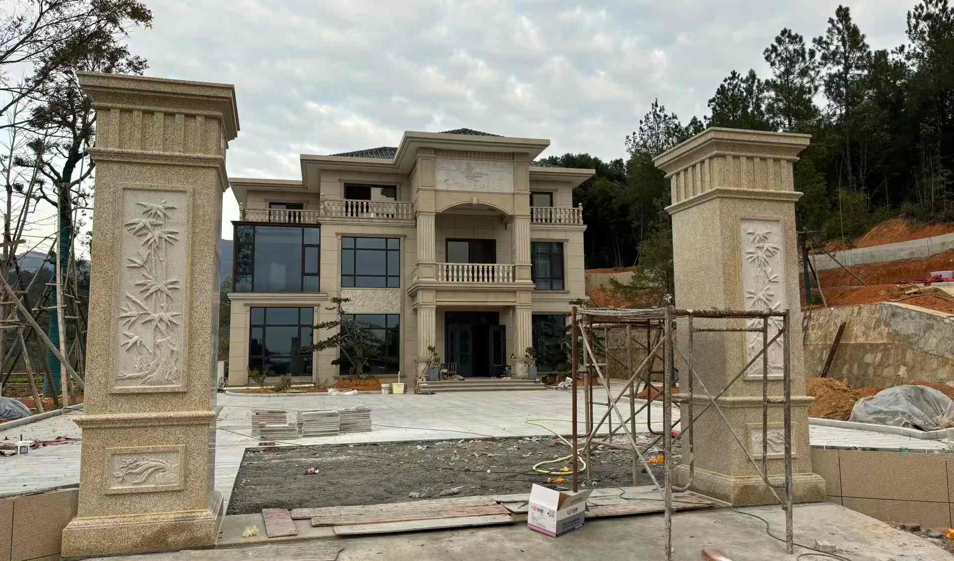 晋中 黄金麻花岗岩别墅雕花外墙干挂配上门口雕花罗马柱