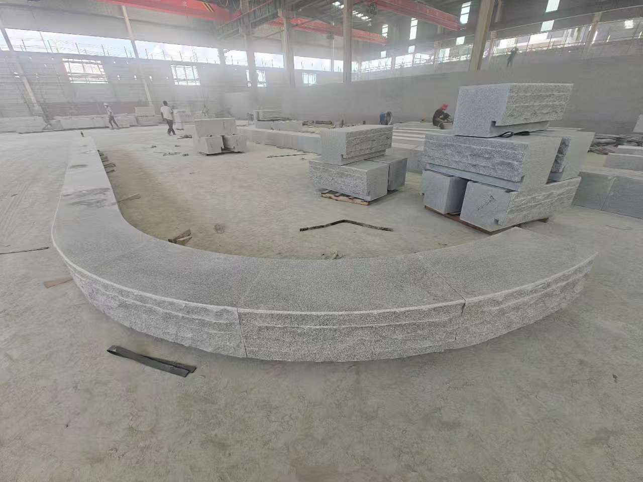 晋中 芝麻白异形坐凳，自然面光面弧形加工